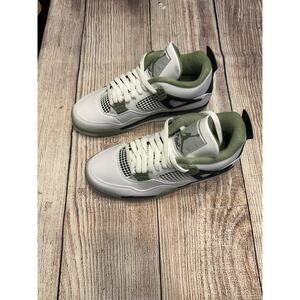 Jordan Women’s Retro 4, Women’s size 9